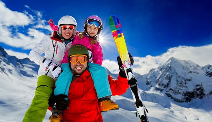 10 façons de rendre les vacances de ski en famille plus amusantes