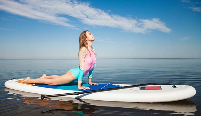 5 choses à savoir lorsque vous essayez le yoga sur une planche à pagaie