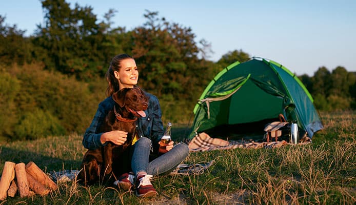 Camping avec chien : comment trouver un terrain de camping adapté aux chiens