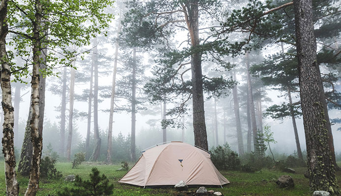 Camping sous la pluie : comment camper sous la pluie
