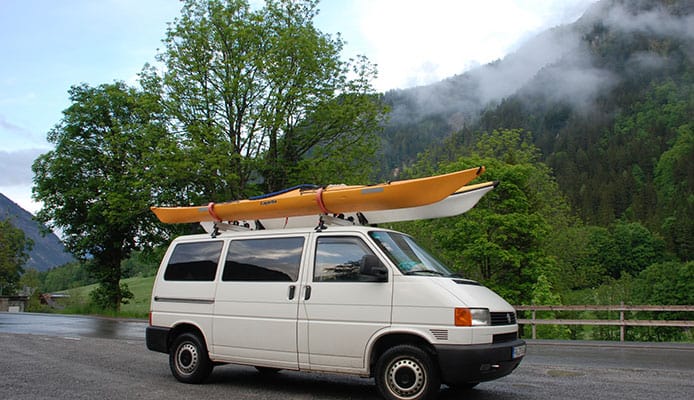Comment attacher correctement deux kayaks dans une galerie de toit de voiture