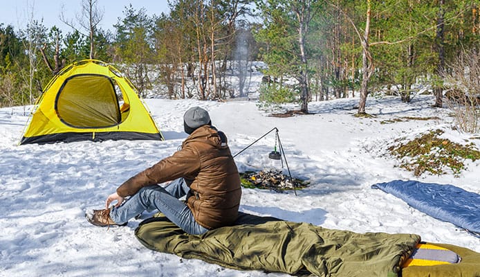 Comment choisir un matelas de sol pour le camping d'hiver