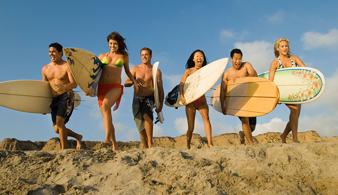 Comment choisir une taille de planche de surf : Guide du débutant