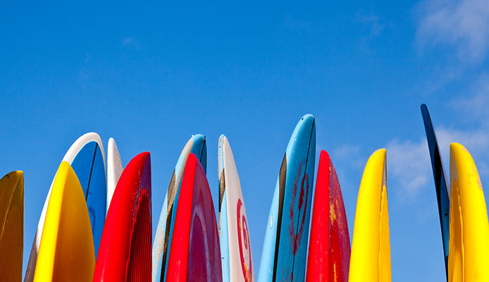 Evolution de la planche de surf : histoire de A à Z de la planche de surf