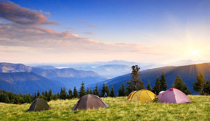 Guide de camping pas cher : les meilleurs trucs et astuces pour économiser de l'argent