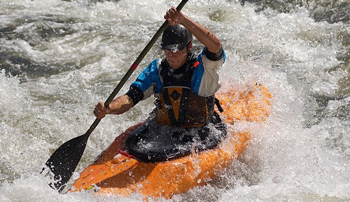 Guide de kayak en eau agitée, sécurité et techniques