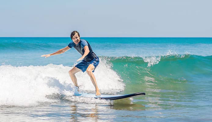 Guide des débutants en surf : trucs et astuces de surf