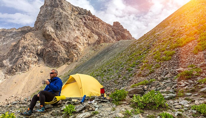 La différence entre la randonnée et la tente de camping