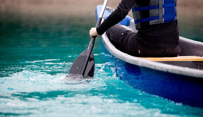 Technique d'auto-sauvetage en canoë : comment monter dans un canoë depuis l'eau